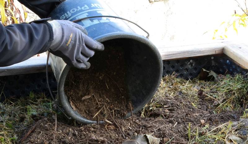 Hochbeet mit Kompost befüllen