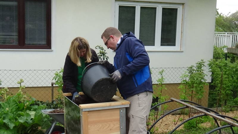Hochbeet-Befüllung mit Darstellung verschiedenen Schichten Jan Matejcek und Doris Kampas befüllen ein Hochbeet