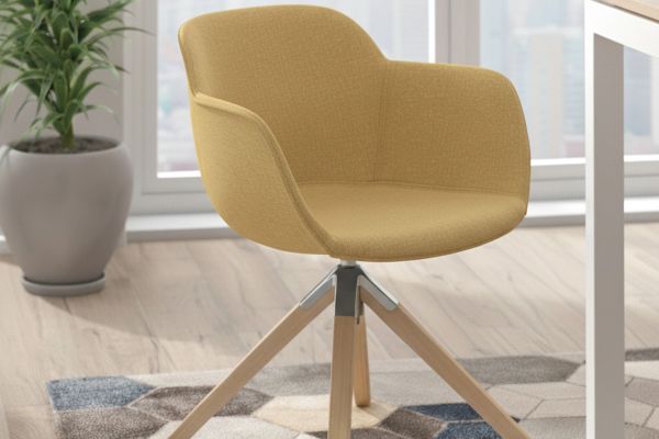 gelber Stuhl auf Teppich