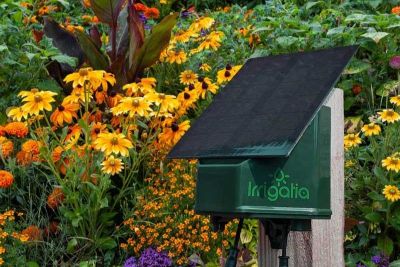 Solarbewässerung-groß-im-Blumenbeet