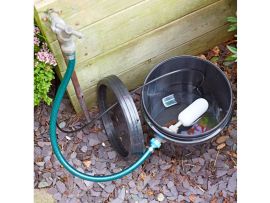 Schwarzes Reservoir mit Wasserschlauch und Schwimmer Innenseite